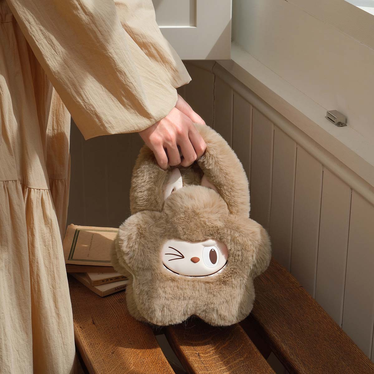 DIE MONSTERS Classic Series – LABUBU Plüschblume Braune Tasche DIE MONSTERS Classic Series – LABUBU Plüschblume Braune Tasche