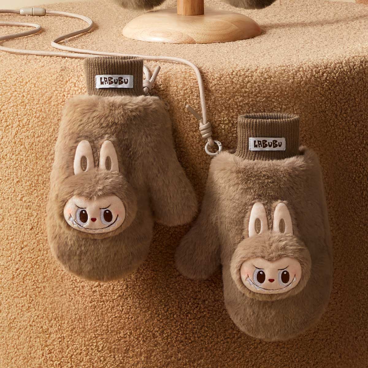 LABUBU Plüschhandschuhe – Warme, flauschige Weihnachts-Braun-Serie -fluffy-holiday-series-labubu-plush-gloves-accessories-pop-mart-us-scene-2_____1200x1200 LABUBU Plüschhandschuhe – Warme, flauschige Weihnachts-Braun-Serie