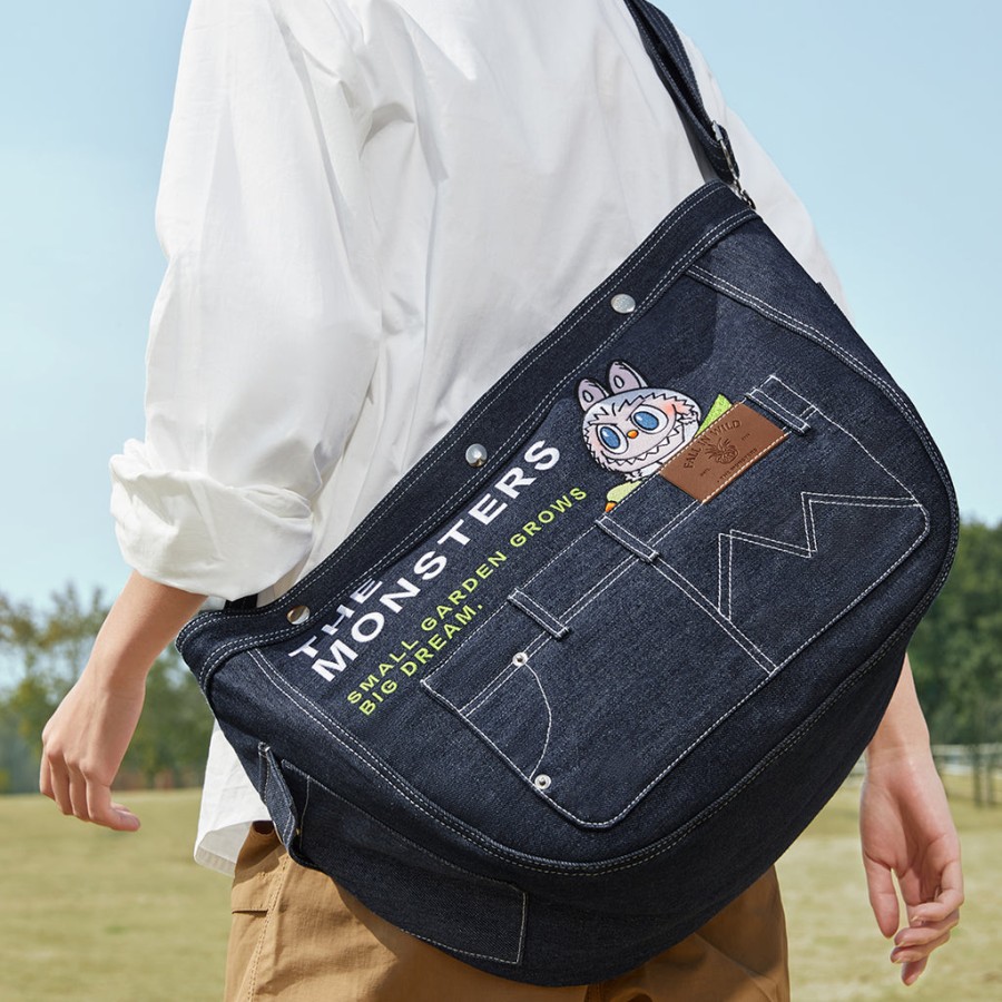 The-Monsters-LABUBU-Fall-in-Wild-Denim-Tragetasche